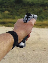 При поражении мишени слабой рукой, удобнее немного наклонить пистолет в сильную сторону