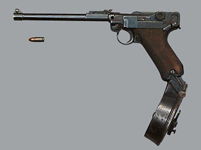 9-мм пистолет «Парабеллум» Р.17 (артиллерийская модель) с 32-зарядным магазином Леера. Практическая скорострельность - 64 выстр/мин