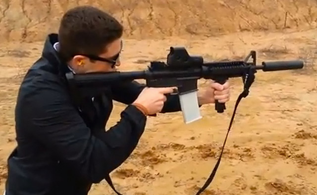 Коди Уилсон стреляет из винтовки AR-15 с распечатанным магазином