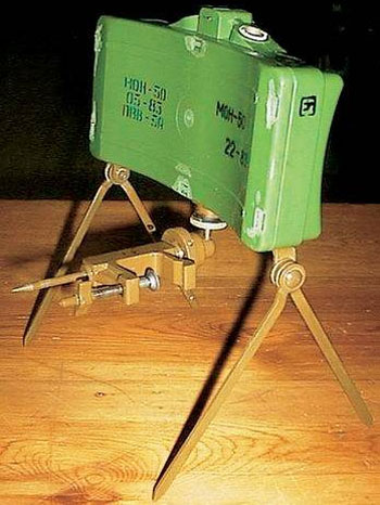 МОН-50 – практически полная советская копия американской мины M18A1. Она оснащена струбциной для крепления, а ее передняя сторона вогнута, что уменьшает вертикальное рассеивание шариков