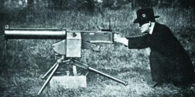 Дж. М. Браунинг с первым вариантом крупнокалиберного станкового пулемета Браунинг М 1921