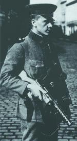Германский полицейский, вооруженный пистолетом-пулеметом «Бергман» МР.18.I