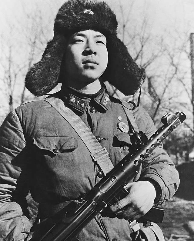 Китайский солдат с пистолетом-пулемётом Тип 54 - копией ППС-43