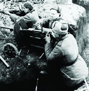 Пулеметчик ведет стрельбу из станкового пулемета Горюнова (СГ) обр. 1943 г. 3-й Украинский фронт. Украина.