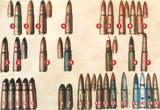 7,62-мм штатный автоматный патрон образца 1943 года (7,62×39); верхний ряд:
 1-4 – с различными вариантами трассирующих пуль (зеленая вершина пули);
 5-7 – с различными вариантами зажигательных пуль (красная вершина 
пули); 8,9 – с бронебойно-зажигательной пулей (черная вершина пули с 
красным пояском); средний ряд:
 1-4 – с уменьшенной скоростью пули (черная вершина пули с зеленым 
пояском); 5 – эталонный патрон (белая вершина пули); 6 – патрон с 
усиленным зарядом (черная вершина пули); 7 – патрон высокого давления; нижний ряд: 1-5 – холостые патроны; 6,7 – патроны для метания гранат; 8-17 – учебные и макетные патроны