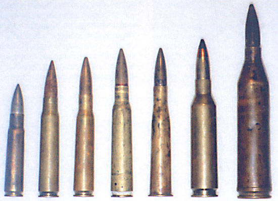 Крупнокалиберные патроны (слева направо): .50 Виккерс (12,7х81), под 
этот патрон был сделан первый отечественный крупнокалиберный пулемет 
П-5; 13,2х96 Гочкисс; .50 Кольт-Браунинг (12,7×99); 12,7мм ДШК 
(12,7х108); 12.7 ШВАК (12,7x108R); 14,5×114; 14,5 мм БНС (14,5х147)