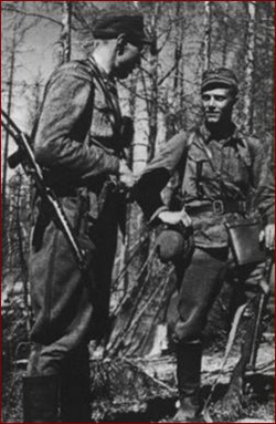 Офицеры финского диверсионного подразделения, 1944 г. Офицер слева вооружён трофейным советским ППС-43