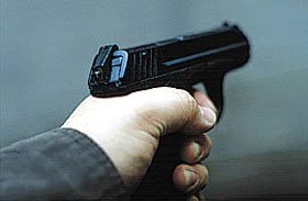 По паспорту, прилагаемому к пистолету, «задняя часть бойка (ударника), выступающая на 1 мм за габарит пистолета, указывает на наличие патрона в патроннике или на взведенное положение частей пистолета»