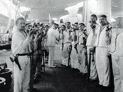«Револьверы — к осмотру». Десантная партия на борту крейсера «Рюрик», Таку, Китай, 1900 г. В руках моряков «Смит и Вессоны» третьего образца.