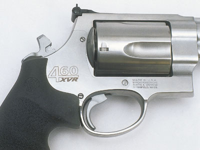 Современный Smith & Wesson: на модели .460 XVR боёк расположен в рамке и не выводится на кран, как и раньше.