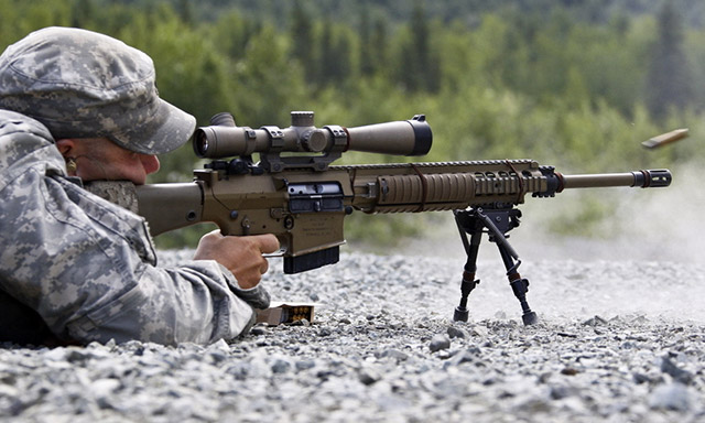 Снайпер американской армии ведёт огонь из XM110