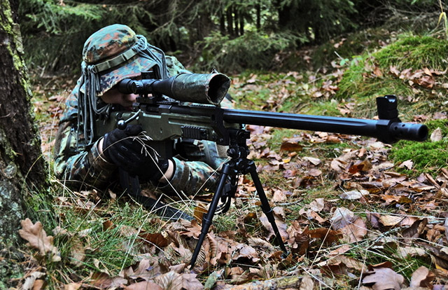 Снайпер бундесвера с винтовкой G22 — вариантом винтовки Accuracy International под патрон .300WM