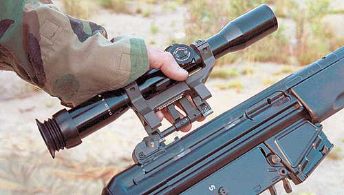 Кронштейн, на котором, прицел устанавливается на винтовку, изготовлен из стали и предусматривает возможность многократного быстрого снятия оптики с последующей установкой без повторной выверки