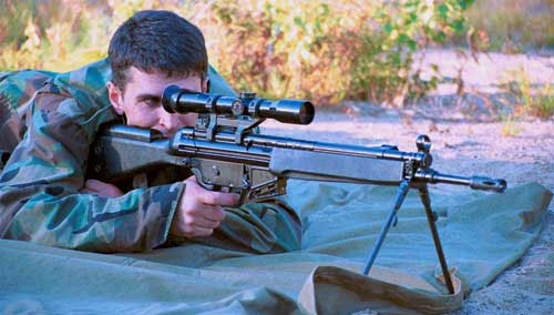 Для удобства прицеливания из винтовки с оптическим прицелом на приклад установлен дополнительный упор для щеки стрелка