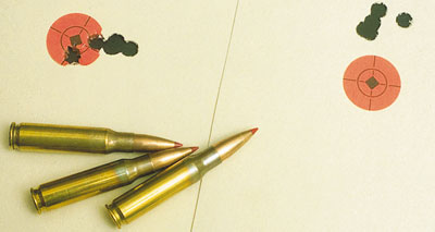 Доказательство кучности: попадание в цель с пяти выстрелов, выполненных на расстоянии 100 м из ружья Howa 1500 Varminter Supreme.