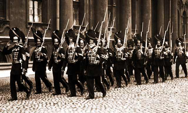 Символичный снимок: старые солдаты со старыми ружьями — русские 
дворцовые гренадеры, вооружённые винтовками Бердана, на Дворцовой 
площади в Санкт-Петербурге, 1914 год