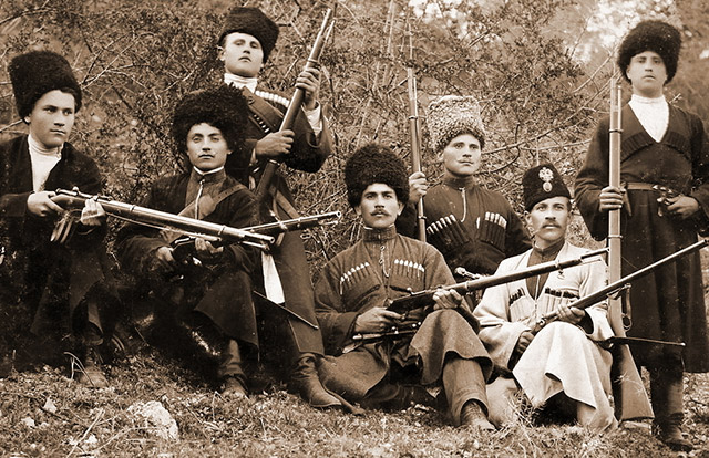Казаки использовали «берданки» не только на войне, но и на охоте. Все, 
кроме одного (в белой черкеске) вооружены именно такими винтовками