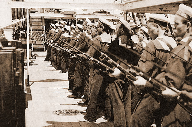 Матросы команды крейсера «Адмирал Корнилов» отрабатывают ружейные приёмы
 с винтовками Бердана. Русская эскадра в Чифу (Китай), 1895 год
