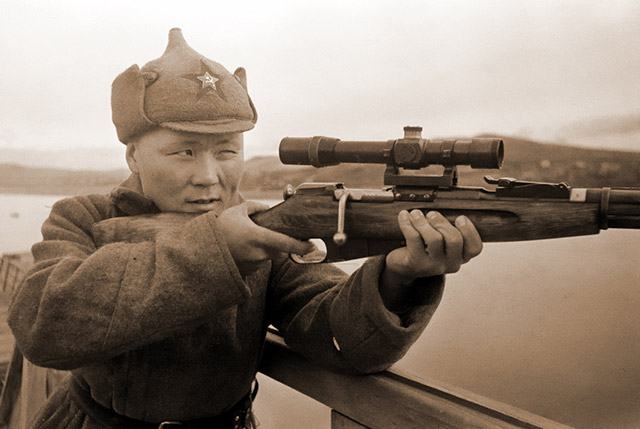 Красноармеец-пограничник, вооружённый винтовкой Мосина с оптическим прицелом ПЕ