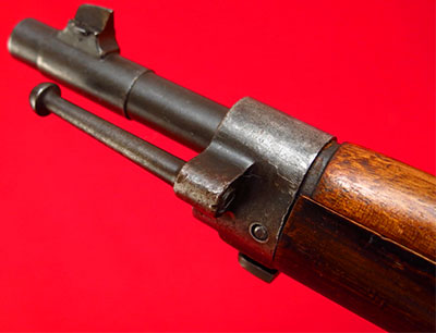 Вид на ствол с мушкой и переднее ложевое кольцо с креплением для штыка и костыльком для сцепления винтовок Mannlicher-Schoenauer Υ1903/14