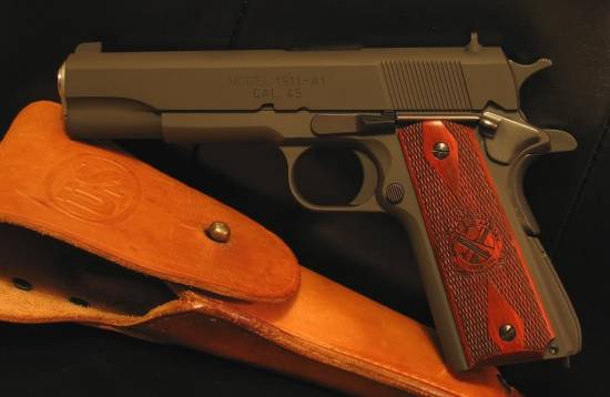 Colt M1911-A1 (cal .45)