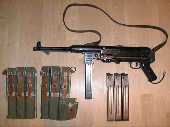 MP 40 (with additional magazines)