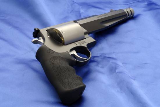 Smith & Wesson Magnum (behind)