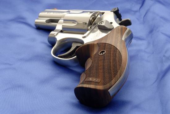 Smith & Wesson .357 Magnum (left-back)