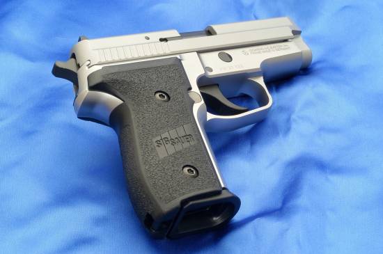 Sig Sauer P229 (right-back)