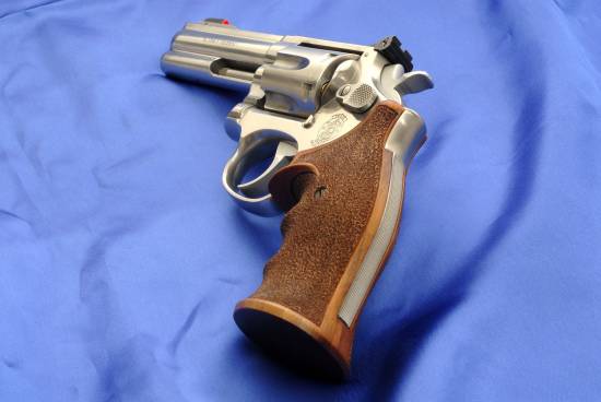 Smith&Wesson .22 long (left-back)