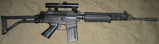 FN CAL со складным прикладом и установленным оптическим прицелом