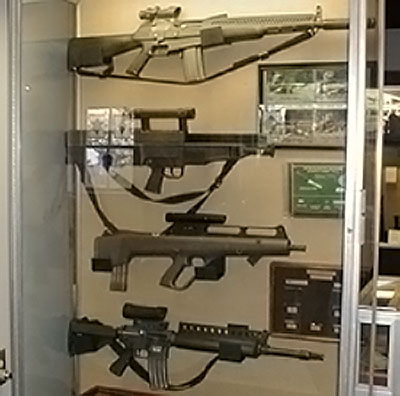 образцы винтовок программы ACR фирм AAI, HK, Steyr, Colt (сверху вниз)