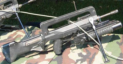 FAMAS F1 с установленным 40-мм подствольным гранатометом