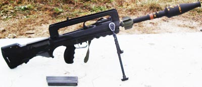 FAMAS F1 с винтовочной гранатой на стволе