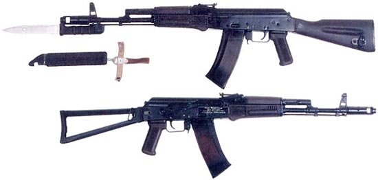АК-74 (вверху) и АКС-74 (внизу) более позднего выпуска с прикладом и цевьем из пластика