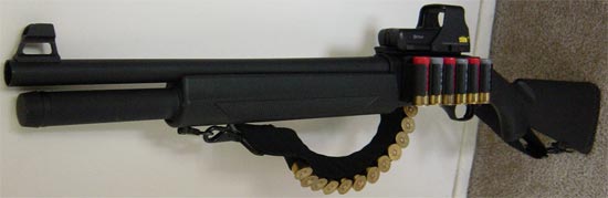 FN SLPS (Self Loading Police Shotgun) с установленным коллиматорным прицелом