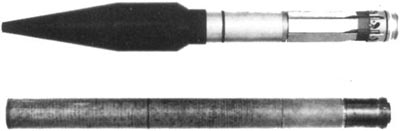 противотанковая реактивная граната для Pzf 44 (вверху) и вышибной заряд для нее (внизу)