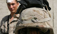 Американский солдат демонстрирует задержавший пулю кевларовый
шлем