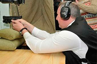 Дмитрий Рогозин с пистолетом Стриж