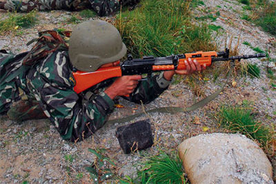 Индийский солдат с автоматом INSAS
