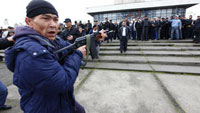 Власти Киргизии будут выкупать у населения огнестрельное оружие