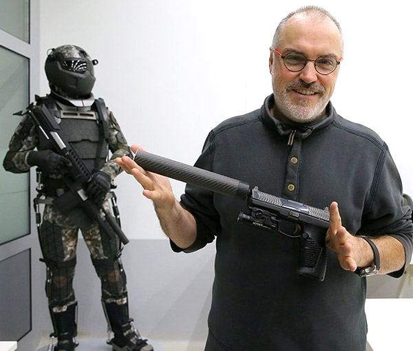 Владимир Пирожков и его пистолет. На фоне - экипировка солдата будущего