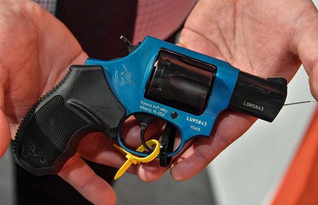 Револьвер 856 Ultralight с рамкой из алюминия в лазурном цвете