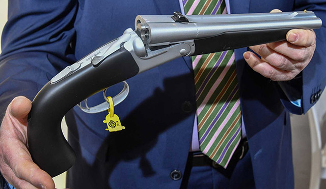 Новая версия двуствольного пистолета от Pedersoli: Howdah имеет матовое 
хромовое покрытие металлических частей и мягкие на ощупь цевье и 
рукоятку чёрного цвета
