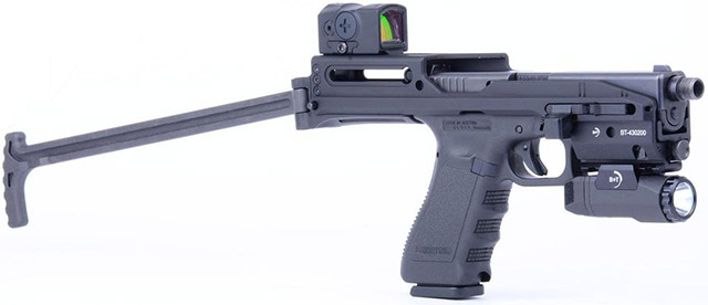 Пистолет Glock с присоединённым конвертером USW-G. Приклад в боевом положении