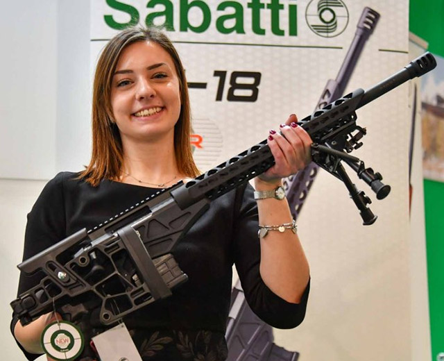 Новая винтовка Sabatti ST-18 была разработана в сотрудничестве с 
компанией BCM, специализирующейся на производстве спортивных винтовкок