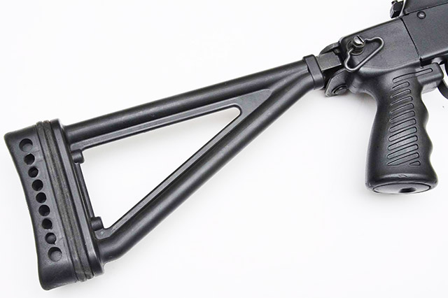Самозарядное
ружье Сайга 12-083 C TAC оборудовано складным рамочным прикладом типа «костыль»