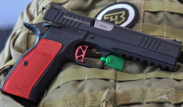 Сочетание двух миров: новый пистолет Dan Wesson DWX удачно сочетает в себе конструктивные особенности Colt 1911 и CZ 75