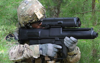 американский солдат с гранатометом XM25
