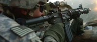 Американский солдат ведет огонь из автомата M4